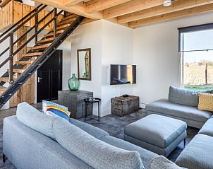 Gezellige woonkamer van Hoeve Plantlust in Oostkapelle, vakantiehuis met comfortabele banken en landelijke sfeer.