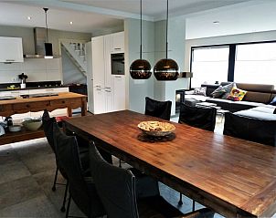 Eetkamer en keuken in vakantiehuis Van de Zeeuwse Stromen, Dishoek, Walcheren, Zeeland met ruime tafel.