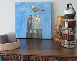 Decoratieve elementen in Van de Zeeuwse Stromen vakantiehuis, Dishoek, Walcheren, Zeeland met kunstwerken.