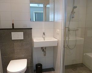 Badkamer met toilet en douche in Van de Zeeuwse Stromen vakantiehuis, Dishoek, Walcheren, Zeeland.