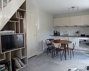 Keuken en eetruimte in Van de Zeeuwse Stromen vakantiehuis, Dishoek, Walcheren, Zeeland met trap.