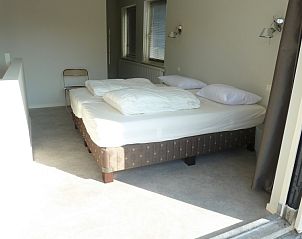 Lichte slaapkamer met tweepersoonsbed in Van de Zeeuwse Stromen vakantiehuis, Dishoek, Walcheren, Zeeland.