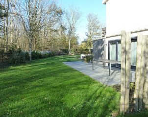 Ruime tuin bij Van de Zeeuwse Stromen vakantiehuis in Dishoek, Walcheren, Zeeland met terras.