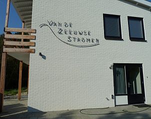 Voorkant van Van de Zeeuwse Stromen vakantiehuis in Dishoek, Walcheren, Zeeland met logo.
