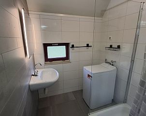 Badkamer met wasmachine in Vakantiehuis Joossesweg 191, Westkapelle, Walcheren, Zeeland.