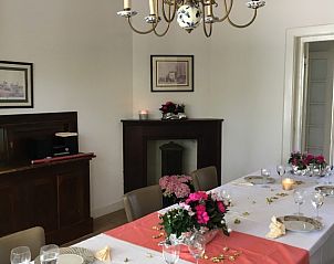Elegante eetkamer in Villa Vacuna, vakantiehuis in Domburg, Walcheren met gedekte tafel.