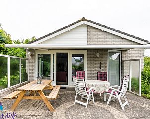 Terras met zitplaatsen bij Westduin vakantiehuis in Vlissingen, Walcheren, Zeeland.