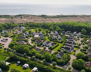 Luchtfoto van Westduin vakantiehuisjes nabij de kust in Vlissingen, Walcheren, Zeeland.