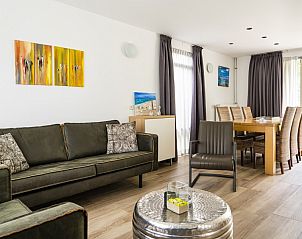 Eetkamer in Westduin vakantiehuis met toegang tot terras, Vlissingen, Walcheren, Zeeland.