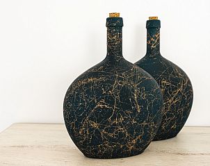 Decoratieve vazen in Westduin 19 vakantiehuis, Vlissingen, Walcheren, stijlvolle details.