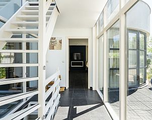 Lichte hal met trap in Westduin 19 vakantiehuis, Vlissingen, Walcheren, toegang tot bovenverdieping.