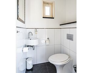 Compacte badkamer in Westduin 19 vakantiehuis, Vlissingen, Walcheren, met modern sanitair.
