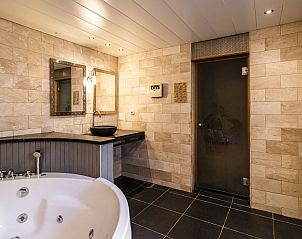 Luxe badkamer met jacuzzi in Westduin 19 vakantiehuis, Vlissingen, Walcheren, voor ultiem comfort.