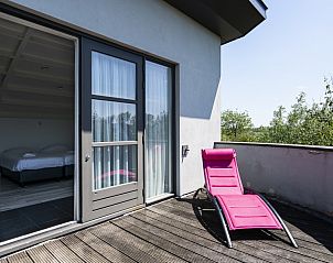 Privbalkon met ligstoel in Westduin 19 vakantiehuis, Vlissingen, Walcheren, voor zonnebaden.