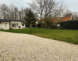 Oprit en groene tuin bij Dishoek 6a vakantiehuis in Dishoek Walcheren.