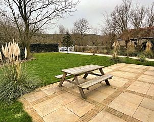 Picknicktafel op terras van Dishoek 6a vakantiehuis in Dishoek Walcheren.