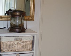 Decoratieve hoek met spiegel in Dishoek 6a vakantiehuis in Dishoek Walcheren.