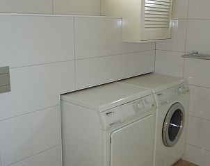 Wasmachine en droger in badkamer van Dishoek 6a vakantiehuis in Dishoek Walcheren.
