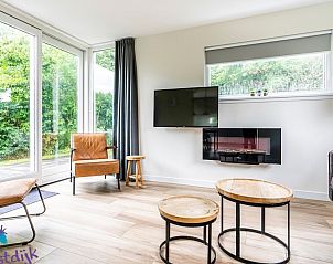 Zonnige woonkamer van vakantiehuis Galgewei 16 in Vlissingen, Walcheren, Zeeland met veel natuurlijk licht.