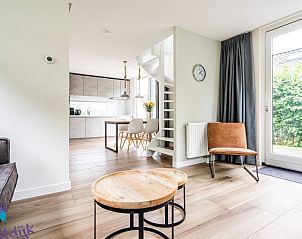 Open keuken en eetruimte in Galgewei 16, vakantiehuis Vlissingen, Walcheren, Zeeland met strakke afwerking.