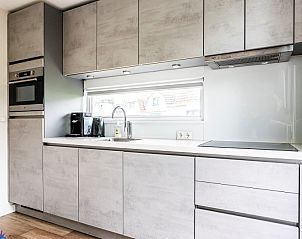Strakke keukeninrichting in Galgewei 16 vakantiehuis, Vlissingen, Walcheren, Zeeland met moderne apparatuur.