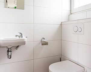Stijlvolle badkamer in Galgewei 16, vakantiehuis Vlissingen, Walcheren, Zeeland met modern sanitair.