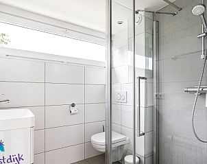 Moderne badkamer met douche in Galgewei 16 vakantiehuis, Vlissingen, Walcheren, Zeeland.