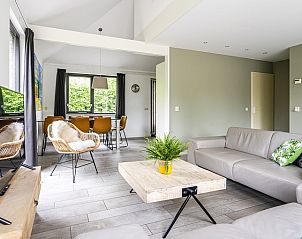 Gezellige woonkamer van Westduin 4 vakantiehuis in Vlissingen, met comfortabele zithoek, Walcheren, Zeeland.