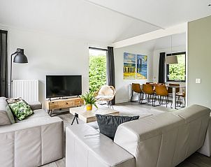 Westduin 4 vakantiehuis in Vlissingen, ruime zitkamer met stijlvolle meubels, Walcheren, Zeeland.