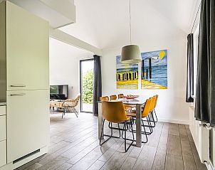 Westduin 4 in Vlissingen, moderne eetruimte met uitzicht op de tuin, Walcheren, Zeeland.