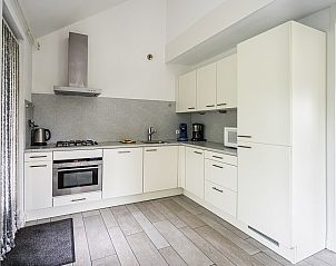 Westduin 4 in Vlissingen, strakke keuken met veel opbergruimte, Walcheren, Zeeland.