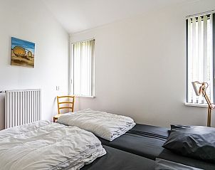 Westduin 4 in Vlissingen, slaapkamer met twee eenpersoonsbedden en natuurlijk licht, Walcheren, Zeeland.