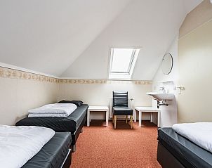 Westduin 4 in Vlissingen, comfortabele zolderkamer met drie bedden, Walcheren, Zeeland.