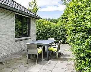 Westduin 4 in Vlissingen, gezellig terras met zitgelegenheid, Walcheren, Zeeland.