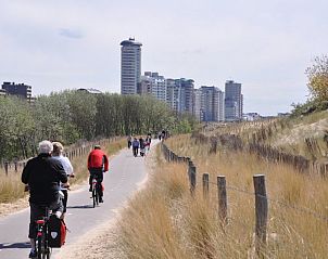 Fietspad langs de duinen bij Westduin 4 Vlissingen, met uitzicht op de stad, Walcheren, Zeeland.
