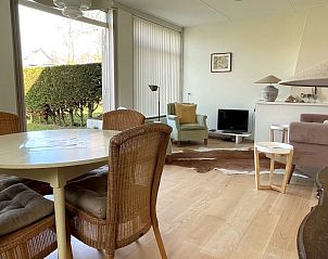 Eetkamer met uitzicht in Vebenabos 43a vakantiehuis in Vlissingen, Walcheren.