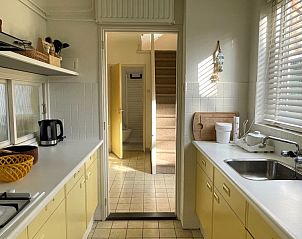 Heldere keuken met apparatuur in Vebenabos 43a vakantiehuis in Vlissingen.