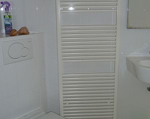 Badkamer met toilet in Vebenabos 43a vakantiehuis in Vlissingen, Walcheren.