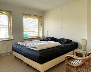 Ruime slaapkamer met tweepersoonsbed in Vebenabos 43a vakantiehuis, Vlissingen.