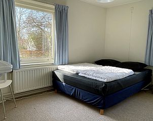 Slaapkamer met uitzicht in Vebenabos 43a vakantiehuis in Vlissingen, Zeeland.