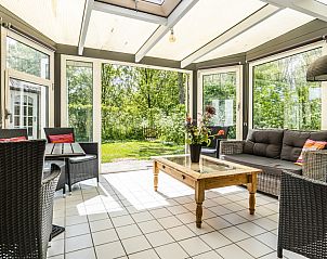 Veranda met uitzicht op tuin in Westduin 24 vakantiehuis, Vlissingen, Walcheren, Zeeland.