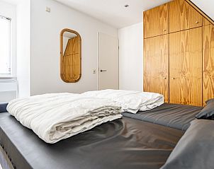 Lichte slaapkamer met spiegel in Westduin 24 vakantiehuis, Vlissingen, Walcheren, Zeeland.