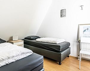 Tweepersoonskamer met eenpersoonsbedden in Westduin 24 vakantiehuis, Vlissingen, Walcheren, Zeeland.