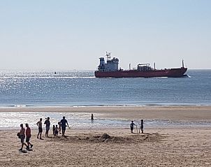 Strand met schip nabij Westduin 24 vakantiehuis, Vlissingen, Walcheren, Zeeland.