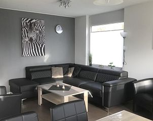 Stijlvolle zithoek in Westduin 40 vakantiehuis, Vlissingen, Walcheren met moderne decoratie.