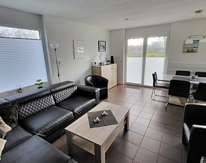 Ruime woonkamer van Westduin 40 vakantiehuis in Vlissingen, Walcheren met veel natuurlijk licht.