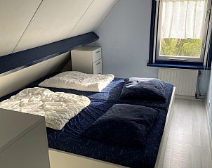 Tweede slaapkamer in Westduin 40 vakantiehuis, Vlissingen, Walcheren met comfortabel bed.