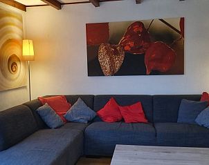 Gezellige woonkamer van DE ZON IN ZEELAND vakantiehuis, Vlissingen, met comfortabele zithoek.