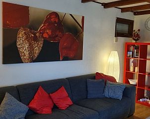 Stijlvolle woonkamer van DE ZON IN ZEELAND vakantiehuis in Vlissingen, met kleurrijke decoratie.