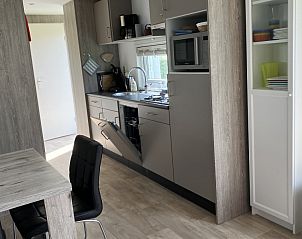 Moderne keuken in Meerchalet 2, Zoutelande, Walcheren met complete voorzieningen.